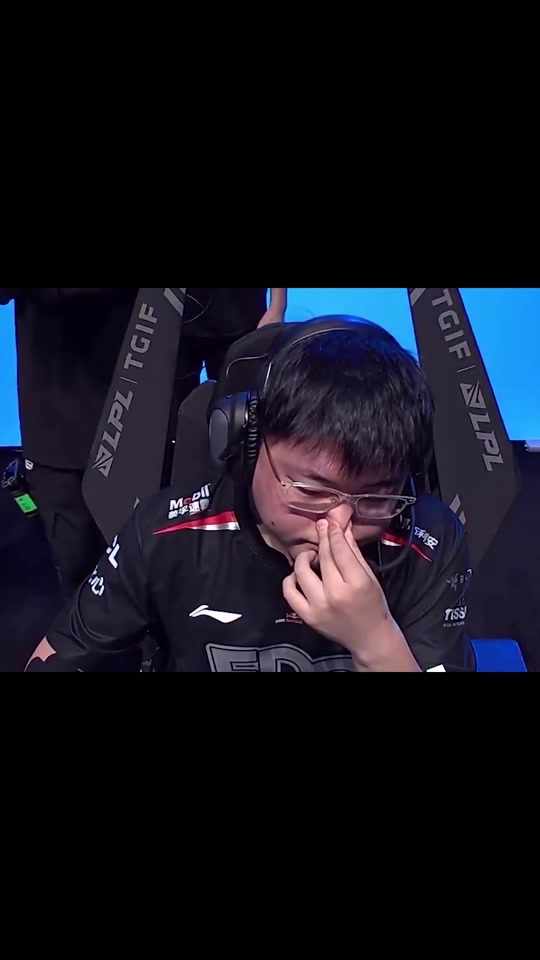 AYX SPORTS包含Uzi回归赛场，赛况扑朔迷离首场状态亮眼，热火观众沸腾！的词条